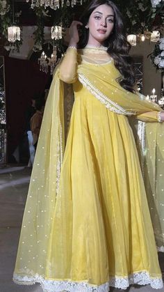 Simple Frocks, Anarkali Dress Pattern, Gaun Fashion, Salwar Kamiz, Simple Pakistani Dresses, Designer Party Wear Dresses