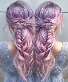 Achieve a luxurious look with soft rose gold hair and lilac lowlights. Visit our page for tips on achieving this elegant pastel style. Save this pin for a stunning new look! #RoseGoldHair #LilacLowlights #LuxuriousHair Highlights Subtle, Pink Hair Ideas, Pastel Pink Hair Color, Lavender Highlights, Pink Goddess, Pastel Style