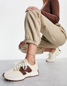 New Balance Nurse Shoes, Sports Shoes Outfit Women, Brown Trainers, Wishlist 2024, Paris Trip, New Balance 327, Sneaker Style, Brown Outfit, Brown Sneakers