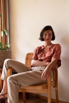 Sitting Photography, Historic Women, Women Photoshoot, Poses Model, Model Studio, Shoe Image, Retro Photo, Studio Art, Pose Reference Photo