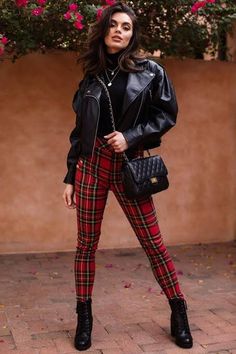 Outfit Pantalon Rojo, Fancy Pants Outfit, Gig Outfit, Street Wear Fashion, Pants Outfit Casual, Plaid Outfits, Pants Outfits