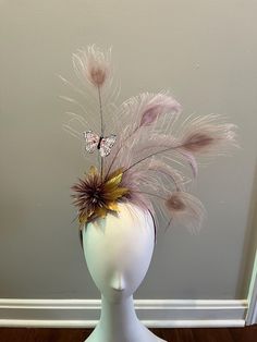 Pink/Purple-ish feathers with gold feathers and butterfly. Very unique fascinators Purple Feather Headpieces For Spring, Purple Feathered Headpieces For Kentucky Derby, Purple Feathered Headpieces, Gold Feathered Fascinator For Party, Unique Fascinators, Kentucky Derby Fascinator, Headpiece Diy, Derby Fascinator, Mount Washington