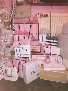 Rich Christmas Gifts, Christmas Gifts Astethic, Pink Christmas Bedroom Aesthetic, Victoria Secret Christmas Aesthetic, Pink Christmas Aesthetic Bedroom, Pink Christmas Astethic, Rich Girl Christmas, Pink Rich Aesthetic, Pink Christmas Decorations Bedroom