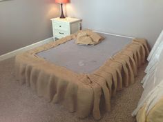 there is a bed that has been made with burlap on the top and bottom