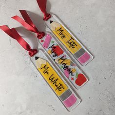 Diy Teacher Bookmarks, Teacher Bookmark Ideas, Acrylic Book Marks, End Of The Year Teacher Gift Ideas, Ta Gifts, Teacher Appreciation Bookmark, Acrylic Bookmark Ideas, Shaker Bookmarks, Bookmarks Acrylic