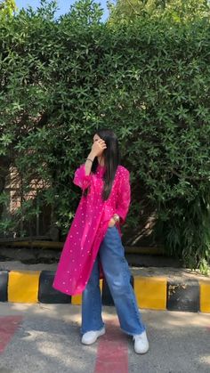 How To Style Kurti In Winters, Jeans With Long Kurti, Kurti With Jeans Poses, Long Kurta With Jeans, Jeans Long Kurti Style, Short Kurti With Jeans Outfit Aesthetic, Asthetic Poses For Women In Kurti, Stylish Long Kurti With Jeans, Girl In Kurti Aesthetic