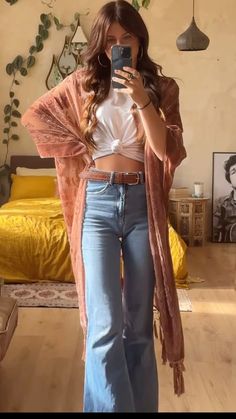 Romantic Boho Aesthetic, 70s Wide Leg Jeans Outfit, Hippie Mom Outfits, Outfit Styles Types Of Aesthetic, Boho Witch Outfits, Boho Spring Fashion, Boho Fashion Spring, Looks Hippie, Bohemian Clothes Women