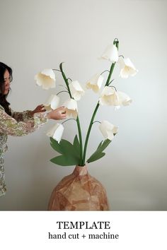 Giant Lily of the Valley — Handmade by Sara Kim Giant Flowers Diy, Paper Projects Diy, Simple Projects, Easy Paper Flowers, Lily Of The Valley Flowers, Flower Decorations Diy, Craft Techniques, Paper Flower Decor, Diy Projects For Beginners