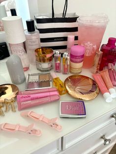 Maquillage Girly Makeup Products, Make Up Set Up Organizations, Makeup And Skincare Aesthetic, Pink Makeup Products Aesthetic, Makeup Product Aesthetic, Girly Things To Do, Gold Makeup Products, Girly Skincare, Makeup Aesthetic Products