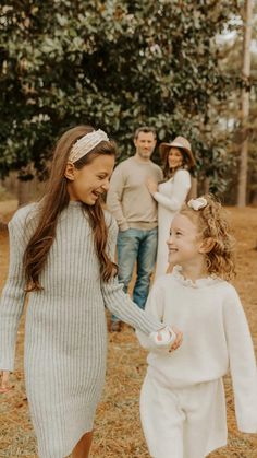 Family Photo Pose Ideas, Family Pose Ideas, Large Family Photo Shoot Ideas, Adult Family Photos, Large Family Pictures, Extended Family Photography, Big Family Photos, Christmas Family Photoshoot, Large Family Photos