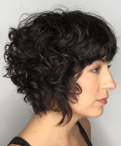 Curly Bob with Bangs Cute Short Curly Hairstyles, Bob Bob Riccio, Curly Brunette, Short Curly Bob Hairstyles, Brunette Bob, Choppy Haircuts, Bob Hairstyles With Bangs, Short Curly Haircuts, Short Curly Bob, Haircuts For Curly Hair