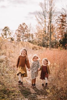 Brown Fall Photoshoot, Autumnal Family Photoshoot, Sibling Fall Photoshoot Outfits, Cousin Fall Picture Ideas, Cousin Family Pictures, Siblings Fall Photoshoot, Family Of 5 Fall Photos, Fall Boho Family Pictures