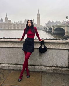 Mode Pop, Latina Outfits, Red Tights, Skandinavian Fashion, Chique Outfits, Foto Poses, Stil Inspiration, Looks Street Style