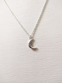 ◆ Necklace with small half moon plated in silver this necklace is very simple and elegant and has an adjustable silver chain the moon size is only 0,629921 inches! ♡ In my shop there are many handmade jewelry for all tastes, come and watch them you are welcome! ♡ Simple Moon Necklace, Simple Silver Accessories, Necklace Small Pendant, Simple Silver Jewelry Necklaces, Cresent Moon Necklaces, Moon Silver Necklace, Silver Moon Pendant, Silver Necklace With Pendant, Jewelry Accessories Necklaces Silver