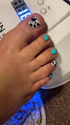 Western Toenail Designs, Easy Country Nail Designs, Western Toenails, Western Pedicure Designs, Cow Pedicure, Punchy Western Nails Short, Fall Gel Pedicure Ideas, Western Pedicure, Western Toe Nail Designs