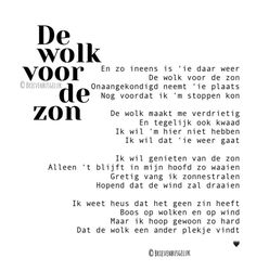 a black and white photo with the words de wok voor de zon