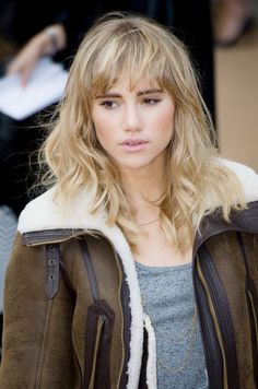 Suki Waterhouse - tousled hair with a wispy fringe / bangs Celebrity Bangs, Blonde Bangs, Hair Affair, Cooler Look, Alexa Chung, Grunge Hair, Great Hair