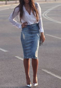 Style Dresses Casual, Style A Denim Skirt, How To Style A Denim Skirt, Black Summer Outfits, Moda Over 40, Jean Skirt Outfits, Classy Summer Outfits, Pencil Skirt Casual