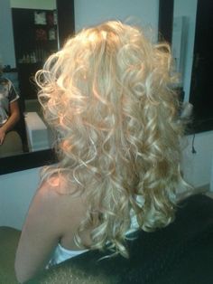 Loiro lindo! Curly Blonde Hair, Blonde Curly Hair, Hair Inspo Color, Dream Hair, Aesthetic Hair, Hairstyles Haircuts, Gorgeous Hair