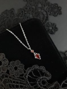 * Taxes canadiennes incluses dans le prix pour les locaux* Collier royal goutte rouge - BEST SELLER ! Ce collier délicat et chic s'inspire des gouttes de sang et de la royauté ! Elle est composée d'une délicate chaîne en acier inoxydable et d'un pendentif rouge magnifiquement décoré. Il est délicat, léger et facile à porter au quotidien ! Boucles d'oreilles disponibles. Matériaux : Chaîne en acier inoxydable 16 pouces + 1,5 pouces d'extension (pour différentes longueurs, laissez un message à la Elegant Halloween Costume Jewelry, Elegant Jewelry For Halloween Costume Party, Elegant Halloween Jewelry For Costume Party, Red Gothic Necklace For Formal Occasions, Gothic Jewelry For Valentine's Day Formal, Elegant Necklaces For Halloween Party, Elegant Red Jewelry For Halloween, Elegant Halloween Gift Necklaces, Elegant Halloween Party Necklaces