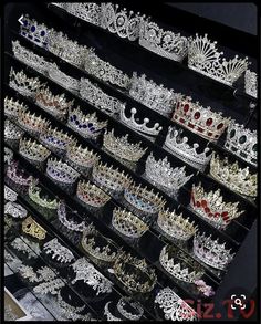 there are many crowns on display in the case