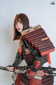 Samurai Armor Design, Samurai Pose, Samurai Reference, Medieval Japanese, Japanese Armor, Chinese Armor, Female Samurai, Samurai Artwork, Female Armor