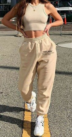 Jogger Pants Outfit Women, Nude Outfits, Jogger Pants Outfit, Beige Outfit, Tomboy Style Outfits, Cute Comfy Outfits, Swaggy Outfits