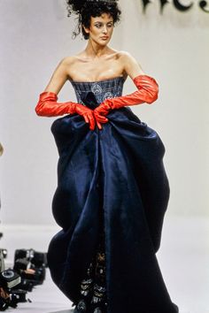 90s Runway Fashion, Claudia Schiffer, Fashion Project, Naomi Campbell