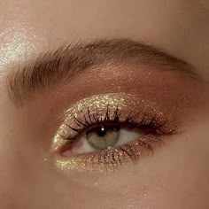 Current Makeup Trends To Try Based On Your Zodiac Sign - Society19 Blue Eyes Make Up, Golden Makeup, Sparkly Makeup, No Eyeliner Makeup