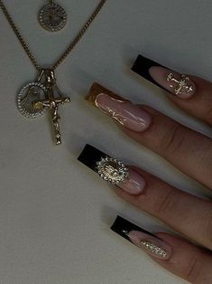 Black French Tip Nails Aesthetic, Gold Nail Charm Designs, White French Tip Nails With Gold Charms, Black And Gold Nails Aesthetic, Black French Tip Nails With Gold Design, White Gold Black Nails, Nail Black Gold, Black Gold French Tip Nails, Black And Gold Nail Art Designs