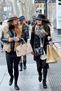 Look Con Sombrero Outfits, How To Wear A Fedora Women, Hats Outfits For Women, Hat Outfits For Women, Fall Hat Outfits, Winter Hat Outfit, Fedora Outfit, Fedora Hat Outfits, Casual Skirt Outfits