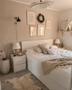 Transformative Bedroom Ideas for Teen Girls: From Boho Chic to Modern Aesthetics Beige Bedroom With White Furniture, Bedroom Ideas Brown And White, White Bed Bedroom Ideas, White And Brown Bedroom Aesthetic, Bedroom Ideas White Bed, Nude Room Ideas, White Floor Bedroom, Brown And White Room, Rug Next To Bed