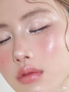 Douyin Makeup, Soft Makeup Looks, Makeup Lovers, Ethereal Makeup, Winter Makeup, Makeup Looks Tutorial, Kiss Makeup, Makeup Pictures, Glitter Makeup