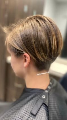 Feminine Short Hair Styles You’ll Adore Womens Pixie Cut, Bob Pink Hair, Short Haircut Women, Pink Hair Short, Short Haircuts For Thick Hair, Women Short Haircut, 2023 Hairstyles, Pixie Undercut, Pink Pixie