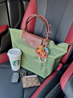 Bag Inspo For School, Long Champ Aesthetic, Long Champ Bag Aesthetic, Long Champ Bag Outfit, Longchamp Bag Aesthetic, Green Longchamp, Longchamp Aesthetic, Longchamp Bag Outfit