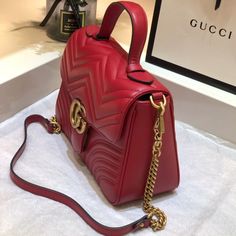 27 x 19 x 8 cm (Length x Height x Width) Main Material: GENUINE LEATHER Gold-color hardware Main compartment Brand box and dust bag included Branded Bags, Handle Bag, Clutch Wallet, Gucci Bag, Online Boutique, Gold Color, Dust Bag, Genuine Leather, High Quality