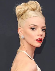 Anya Taylor Joy Updo, Runway Updo, Editorial Updo, 2007 Hairstyles, Rachel Green Hair, Modern Updo, Wedding Hairstyles For Women, 1960s Hair, Runway Hair