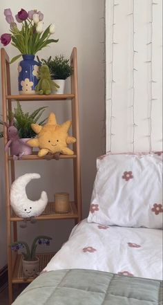 Bedroom tulips vase shelf floral bed jellycat sun moon flower Jellycat Shelf, Artsy Bedding, Plushie Shelf, Dorm Room Ideas Preppy, Cute Bedroom Aesthetic, Room Ideas Preppy, Cute Dorm Room Ideas, Jungle Aesthetic, Aesthetic Artsy