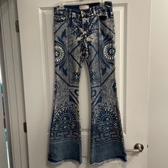 Excellent Nearly New Condition! Size 27 - Fits Tts 15” Waist 8.5” Rise 30.5 Inseam Bell Bottom Jeans Free People, Bell Bottoms Jeans, Jeans Free People, Free People Jeans, Bell Bottoms, Jeans Pants, Bell Bottom Jeans, Bali, Jeans Size