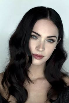 Dark Hair Pale Skin, Dark Hair Makeup, Pale Skin Hair Color, Hair Color For Fair Skin, Pale Skin Makeup, Fair Skin Makeup, Pale Makeup, Hair Pale Skin, Rambut Brunette