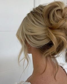 Best Hairstyles For Open Back Dresses, Prom Messy Updo, Fun Wedding Updos, Wedding Hairstyle Blonde, Prom Hair For Blondes, Messy Updo Bride, Mid High Bun Wedding Hair, 90s Wedding Updo, Hair Up Formal