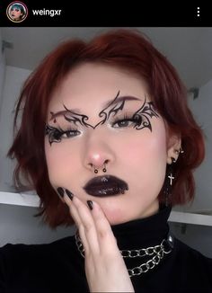 Succubus Eyeliner, Psychadelic Outfits, Make Up For Halloween Ideas, Alt Graphic Liner, Fancy Eyeliner, Cool Eyeliner Looks, Crazy Eyeliner, Artistic Eyeliner, Eyeliner Ideas