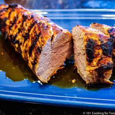 some meat is sitting on a blue plate