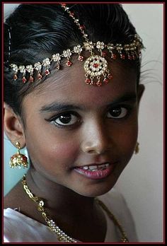 Sri Lanka - Pretty Little Girl Kids Around The World, Airbrush Art, Charles Bukowski, People Of The World, World Cultures, Interesting Faces, Traditional Indian, Look On, Little People