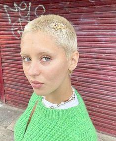 Buzz Cut Women Hair Accessories, Peach Buzzcut, Iris Law Buzzcut, Bleached Shaved Head, Blonde Shaved Head, Bleached Buzzcut Women, Blonde Buzzcut Woman, Woman Buzzcut, Thinning Hair Styles