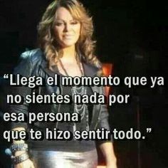 a woman standing in front of a microphone with a quote above her that reads,'lega el momento que ya no sentes nada por es persona