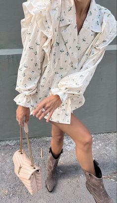 Fall Day Outfit Dressy, Aspen Fashion Summer, White Dress Fall Outfit, White Street Style, Spring Look, Festival Looks, Inspiration Mode