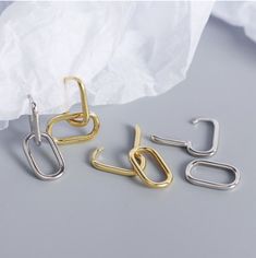 The cutest paperclip earrings that go with any outfit! They can be worn as a single or double link! Gold Plated and Sterling Silver Lead and nickel-free Length: 1.13" (double) & 0.63" (single) Width: 0.4" Silver Chain Earrings, Earrings Dangle Simple, Chunky Earrings, Metallic Look, Gold Link Chain, Link Earrings, Sterling Silver Hoop Earrings, Bride Jewellery, Modern Earrings