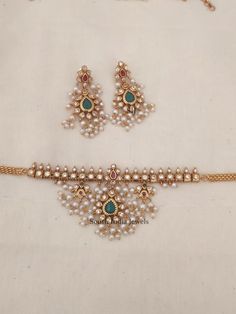 Simple Pearl Choker Necklace Designs, Traditional Pearl Choker Necklace, Simple Choker Gold Indian, Kundan Sets Indian Jewelry, Indian Jewelry Sets Simple, Trending Gold Jewellery Designs, Moti Choker Necklace, Pearl Choker Indian, Gold Choker Necklace Indian