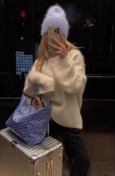 Aesthetic Knit, Clean Girl Outfit, Blue Dior, Cold Fashion, Sherpa Sweater, Daily Outfit Inspiration, Vanilla Girl, Instagram Baby, Stockholm Fashion